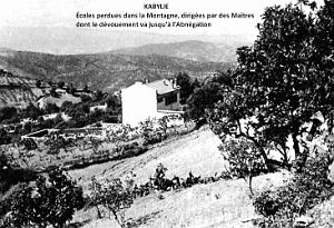 KABYLIE - ECOLES PERDUES DANS LA MONTAGNE, DIRIGEES PAR DES MAITRES DONT LE DEVOUEMENT VA JUSQU'A L'ABNEGATION.
